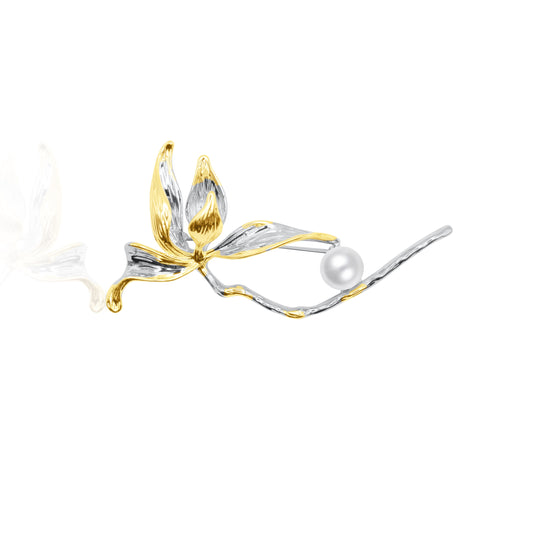 Frosted Ribbon Brooch with silver-tone loops encrusted with crystals, tied into a soft bow shape. A single white pearl rests elegantly in the design. Photographed against a white backdrop, it shines with delicate glamour — ideal for adding soft sparkle to wedding attire, formal coats, or bridal accessories.